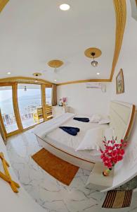 パロレムにあるPacific Sunset View Palolemの大理石フロアのベッドルーム1室(大型ベッド1台付) +118枚の写真