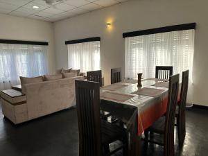 Posezení v ubytování Negombo - Entire House - Sleeps 7 - Close to the Airport + 29 fotografií
