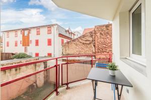 a balcony with a table and a view at Appartement Design et Confortable in Strasbourg