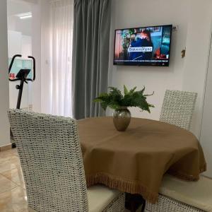 TV a/nebo společenská místnost v ubytování Lucky Suites