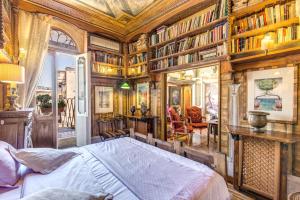 ローマにあるカンポ デ フィオーリ バロックの本が並ぶベッドルーム1室(大型ベッド1台付)