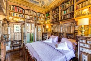 ローマにあるカンポ デ フィオーリ バロックの本棚付きの部屋のベッド1台が備わるベッドルーム1室