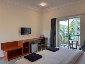 Una cama o camas en una habitación de Morjim Sunset Hotel - 400 meter to Morjim Beach 36 fotos más