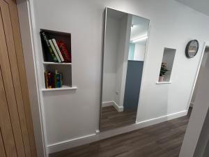 Knihovna v apartmánu