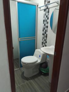 a bathroom with a toilet and a sink at Hotel Santa Bárbara Mompox in Mompos