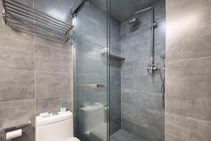 Koupelna v ubytování Suyi Hotel Apartment + 37 fotografií