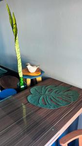 una mesa de madera con un jarrón con una planta en Cabana Solitude - Concha, en Florianópolis