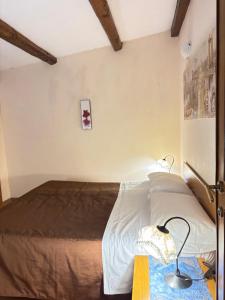 Giường trong phòng chung tại Deattellis House accogliente mansarda in palazzo storico