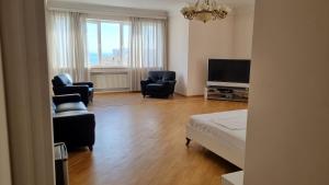 TV a/nebo společenská místnost v ubytování Baku Sea View Hotel