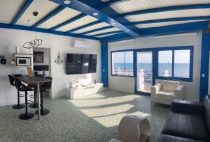 a living room with blue ceilings and a view of the ocean at Casa maría in Costa Teguise