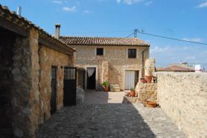 una casa de piedra con un camino que conduce a ella en Casa Miranda, en Tazona
