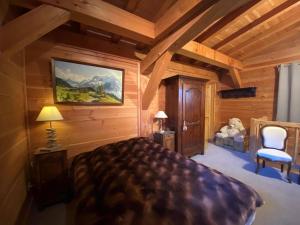 une chambre avec un lit dans une pièce en bois dans l'établissement Chalet spacieux pour 12 pers avec WIFI, cheminée et babyfoot - FR-1-733-76, à Crest-Voland