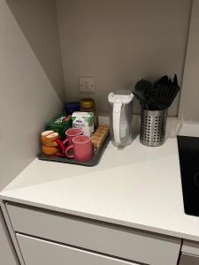 una encimera con una bandeja de comida y bebida en Spacious shared apartment with private Bathroom Dublin, en Lucan