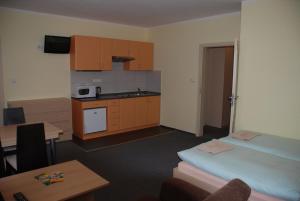 Kuchyň nebo kuchyňský kout v ubytování Apartmány Sport with Garage