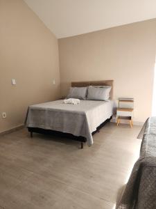 Una cama o camas en una habitación de Chalé Fortuna