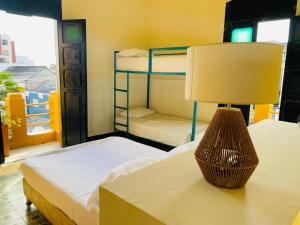 Ένα ή περισσότερα κρεβάτια σε δωμάτιο στο Hostal 1545 +7 φωτογραφίες