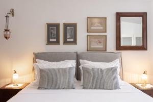 Ένα ή περισσότερα κρεβάτια σε δωμάτιο στο Villa Helidona with Private Pool