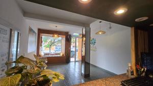 玛德琳港Vida, hotel de playa的一间有走廊、有植物和窗户的房间