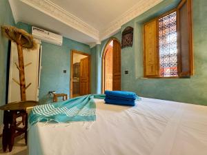 Postel nebo postele na pokoji v ubytování Riad Flottement Des Songes
