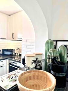 una cocina con un bol de madera en una encimera en Oliva Nova Playa Golf MET, en Oliva