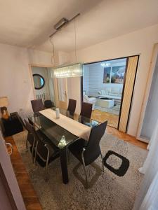 TV a/nebo společenská místnost v ubytování Apartman Maks 2