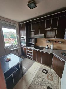 Kuchyň nebo kuchyňský kout v ubytování Apartman Maks 2