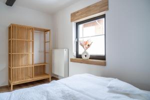 Ein Bett oder Betten in einem Zimmer der Unterkunft Ferienhaus Ahorn, wunderschöne, neue Wohnungen, ideal für Ausflüge ins Phantasialand, die Städte Köln, Brühl und Bonn oder die Eifel