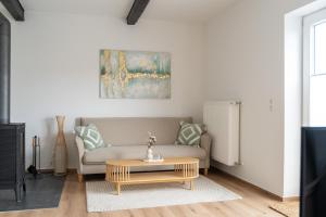 Ein Sitzbereich in der Unterkunft Ferienhaus Ahorn, wunderschöne, neue Wohnungen, ideal für Ausflüge ins Phantasialand, die Städte Köln, Brühl und Bonn oder die Eifel