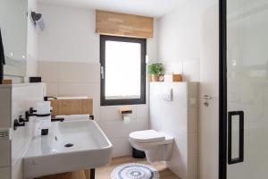 Ein Badezimmer in der Unterkunft Ferienhaus Ahorn, wunderschöne, neue Wohnungen, ideal für Ausflüge ins Phantasialand, die Städte Köln, Brühl und Bonn oder die Eifel