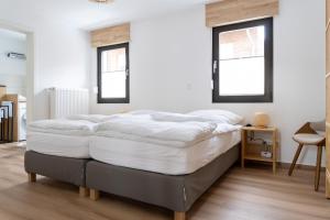 Ein Bett oder Betten in einem Zimmer der Unterkunft Ferienhaus Ahorn, wunderschöne, neue Wohnungen, ideal für Ausflüge ins Phantasialand, die Städte Köln, Brühl und Bonn oder die Eifel