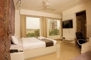 A television and/or entertainment centre at Hotel lime tree