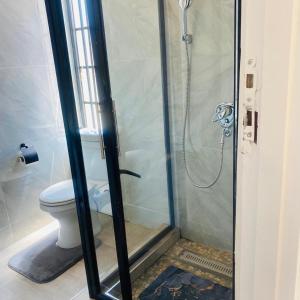 The Residence Hills BnB في هراري: حمام مع دش مع مرحاض