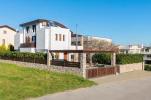 een huis op een heuvel met een stenen muur bij Katerina Boutique Villa in Rhodos-stad