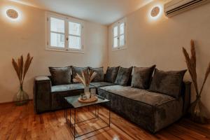 Ruang duduk di Clocktower Nafplio Suite