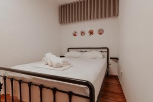Postel nebo postele na pokoji v ubytování Clocktower Nafplio Suite
