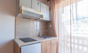 Kuchyňa alebo kuchynka v ubytovaní Nikos Rooms + 37 fotografií