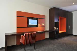 TV a/nebo společenská místnost v ubytování Van der Valk Hotel Hilversum/ De Witte Bergen