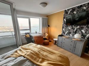a bedroom with a bed and a large window at Schleiblick in Schleswig