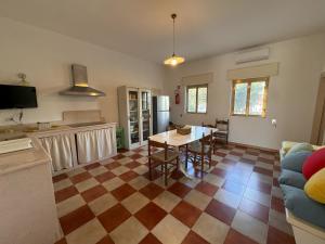 Una cocina o cocineta en Villa Odetta - appartamento Est 23 fotos más