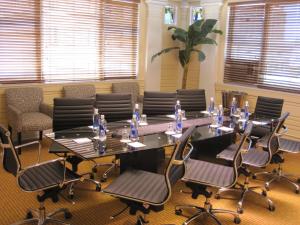 een vergaderzaal met een lange tafel en stoelen bij Executive Hotel Vintage Court in San Francisco