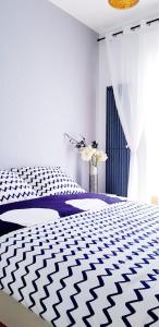 ワルシャワにあるHomeComfort Jana Kazimierzaのベッドルーム1室(ベッド1台、白黒の掛け布団付) +12枚の写真