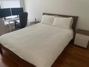 Un pat sau paturi într-o cameră la Appartement chaleureux près du canal Lachine