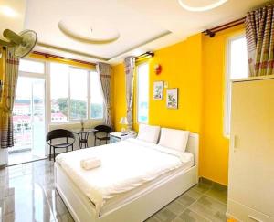 Postel nebo postele na pokoji v ubytování Hai Long Vuong Hotel