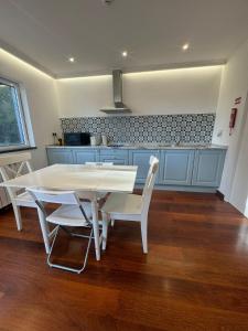 辛特拉Quinta Verde Sintra - Casa de Campo的厨房里配有白色的餐桌和椅子 更多37张照片