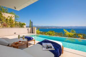 een slaapkamer met uitzicht op de oceaan en een zwembad bij Heaven Apartment with swimming pool in Opatija