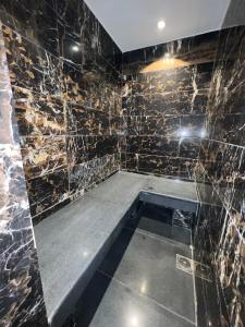 Bilik mandi di Avenue-3 Guest House
