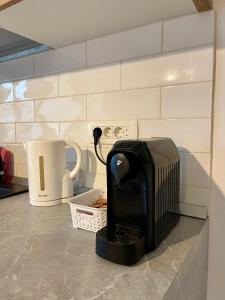 un tostapane seduto su un bancone in cucina di Moolys place a Buşteni