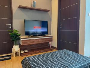 TV a/nebo společenská místnost v ubytování The Astra Luxury Condo in Town