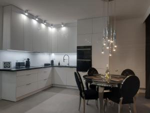 Kuchyň nebo kuchyňský kout v ubytování Apartament Black Glamour 728-828-835