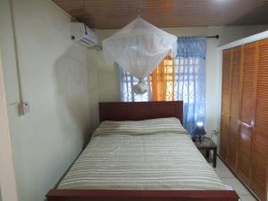 En eller flere senge i et værelse på Cozy two bedroom Villa